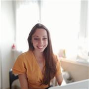 docente di materie umanistiche impartisce lezioni di italiano e latino per ragazzi di medie e liceo